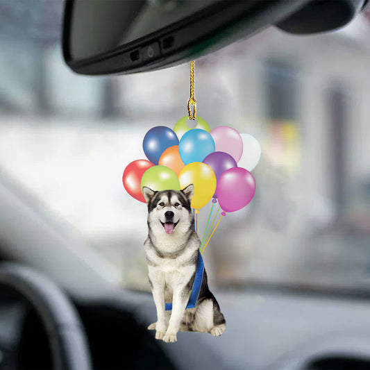 Alaska Malamute hond fly met ballonnen autohanger